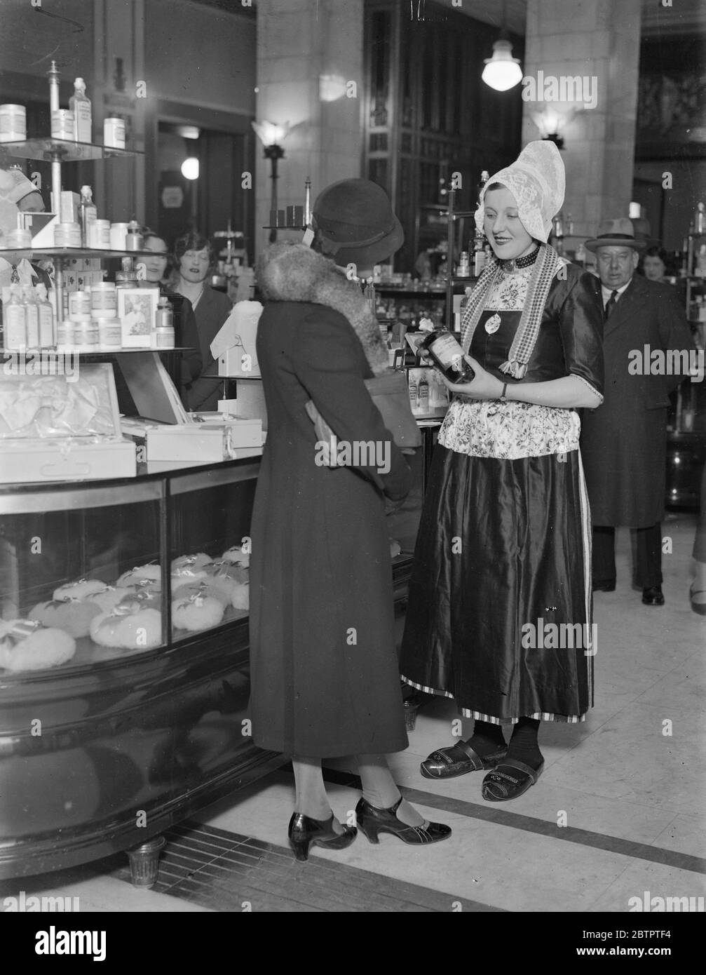 Bellezze internazionali a Londra . Beaties of Holland , Svezia e Italia , tipiche tipologie nazionali , sono state portate a Londra da Selfridges con l'idea di diffondere la profumeria britannica tra i visitatori di questi paesi ora a Londra . Sono una grande attrazione nel negozio . Il trio di bellezze nazionali da ( sinistra a destra ) Italia , Svezia e Olanda , nei loro costumi nazionali nel negozio londinese . 26 febbraio 1932 30s, 30s, 30s, 30s, 30s, trents, 19,trents Foto Stock