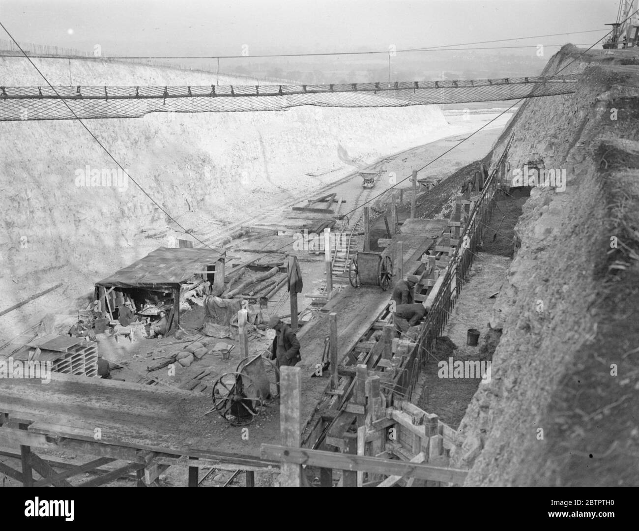 Uncaptioned scavare un taglio per la rete ferroviaria. Febbraio 1932 Foto Stock
