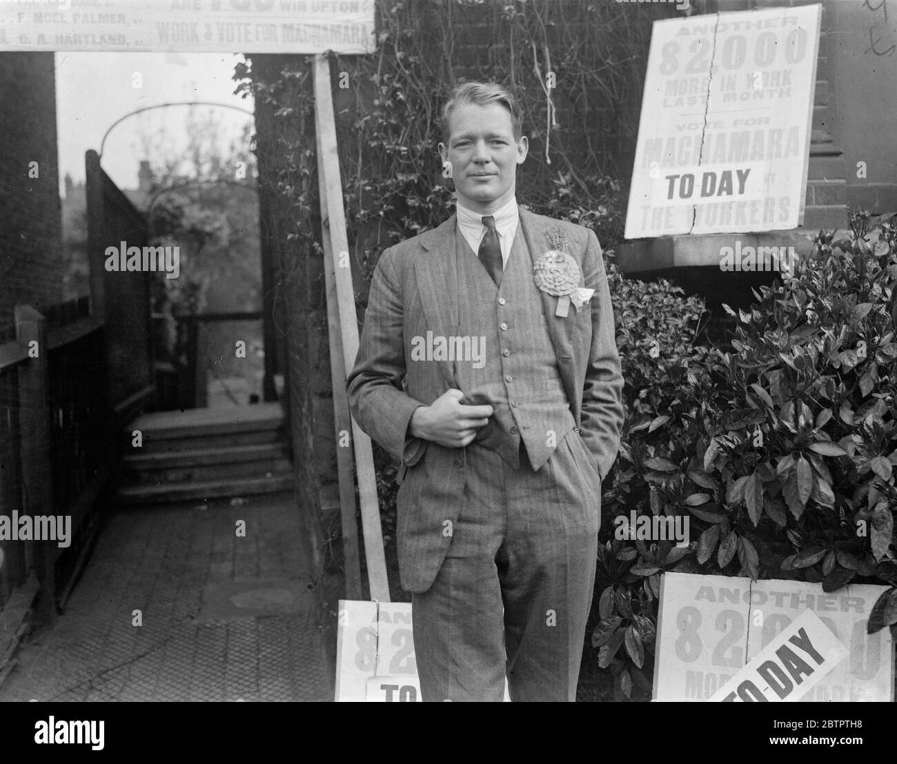 Polling su Upton . I sondaggi si sono svolte nell'Upton (West Ham) per elezione . I candidati sono i sigg. J R J Macnamara (conservatore), B Goodner (laburista ) e A F Brockway (partito laburista indipendente). Il sig. J. R. J. Macnamara, candidato conservatore, con i suoi ufficiali presso la sede di Romford Road. 14 maggio 1934 Foto Stock