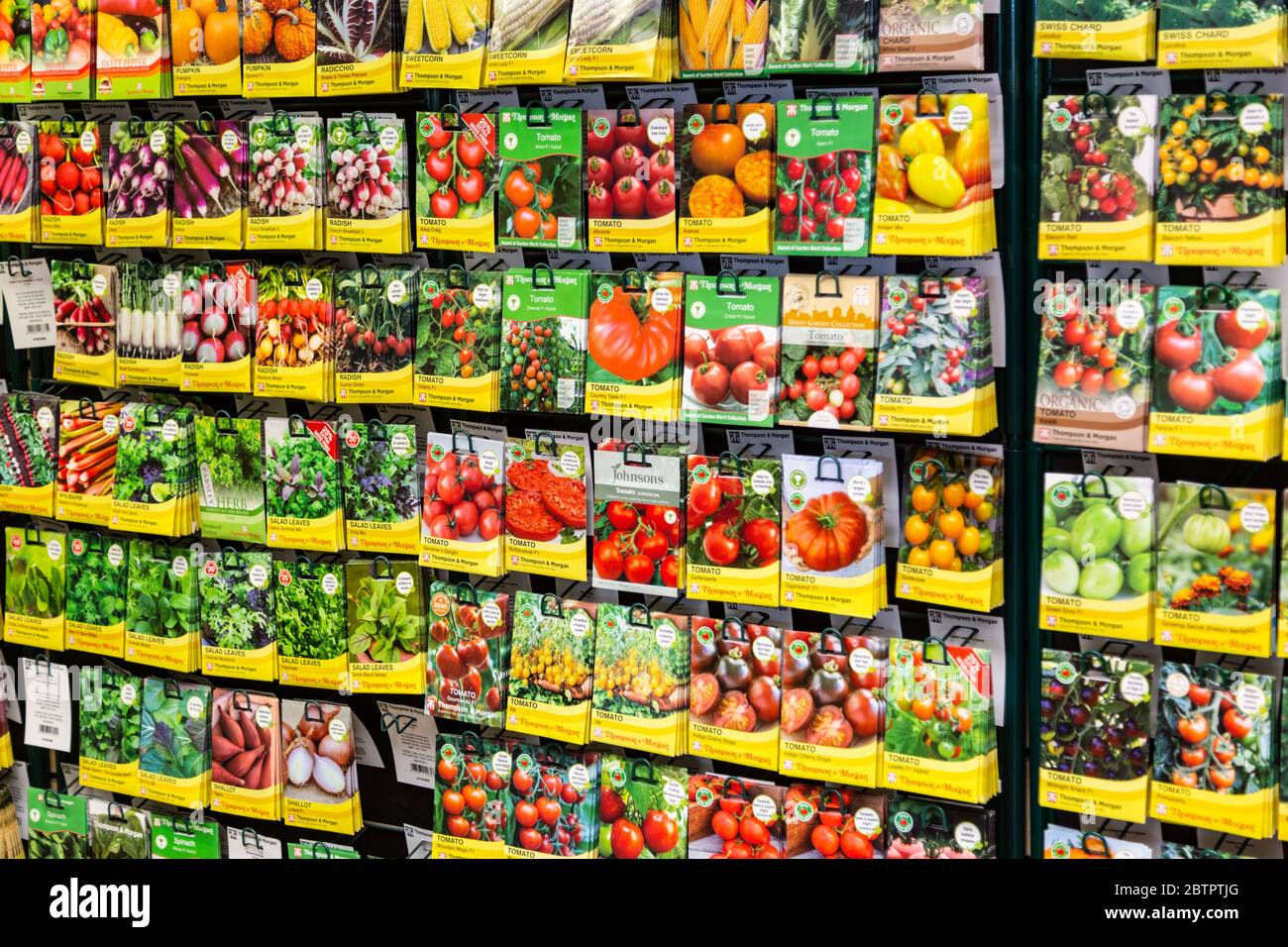 Visualizzazione dei pacchetti di semi in un centro giardino britannico, Regno Unito Foto Stock