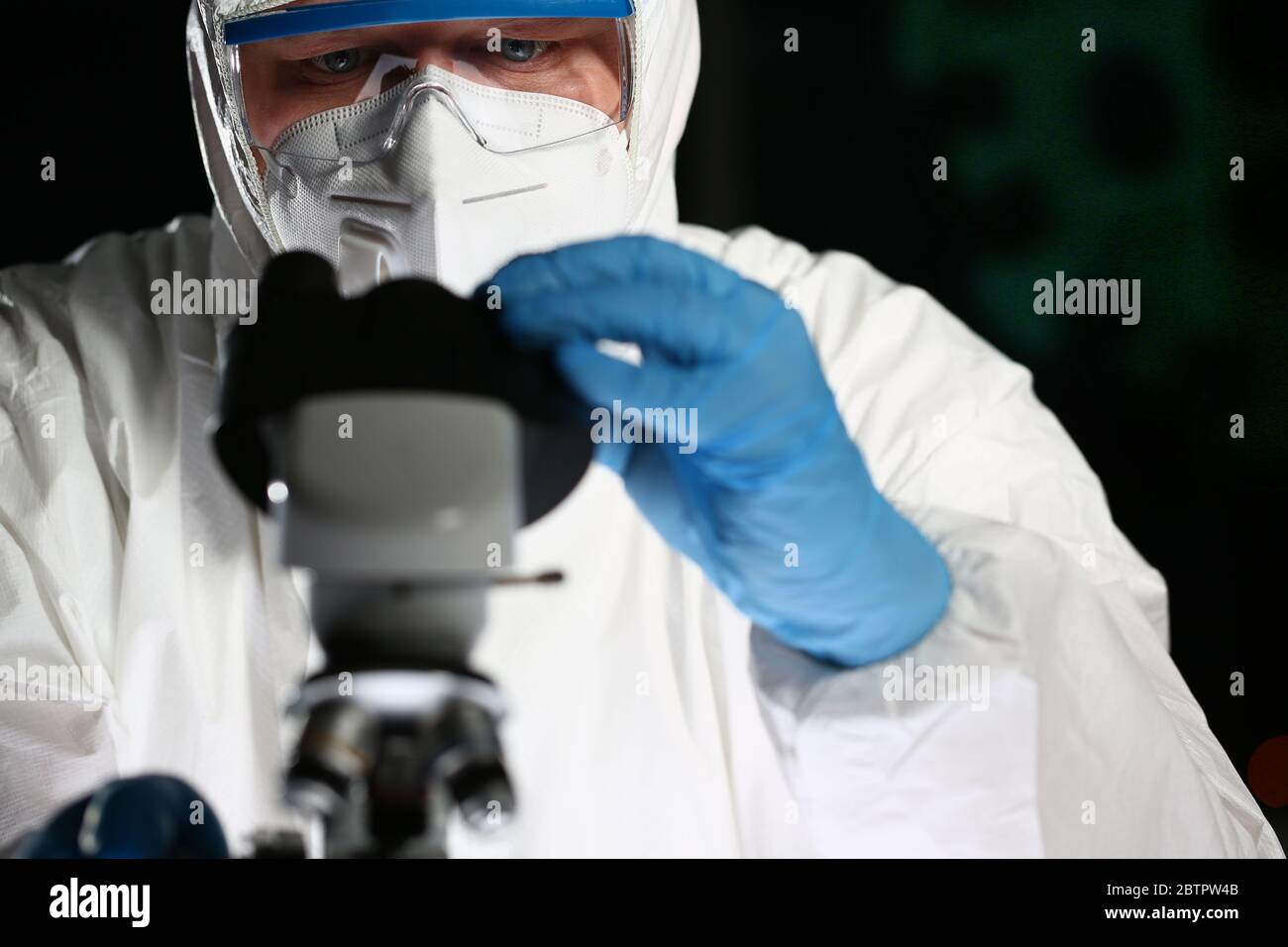 Protezione significa uomo microscopio su sfondo umore Foto Stock