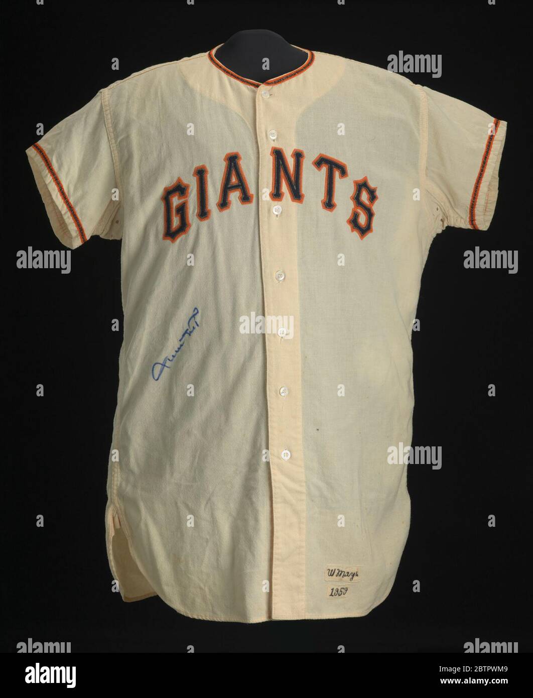 Maglia primaverile da training dei San Francisco Giants indossata e firmata da Willie Mays. Una maglia da baseball beige a maniche corte. Ci sono sette (7) pulsanti in plastica trasparente che si abbassano nella parte anteriore centrale della maglia sul lato destro corretto e i fori per le pulsantiere si trovano sul lato sinistro corretto. Foto Stock Maglia primaverile da training dei San Francisco Giants indossata e firmata da Willie Mays. Una maglia da baseball beige a maniche corte. Ci sono sette (7) pulsanti in plastica trasparente che si abbassano nella parte anteriore centrale della maglia sul lato destro corretto e i fori per le pulsantiere si trovano sul lato sinistro corretto. Foto Stock
