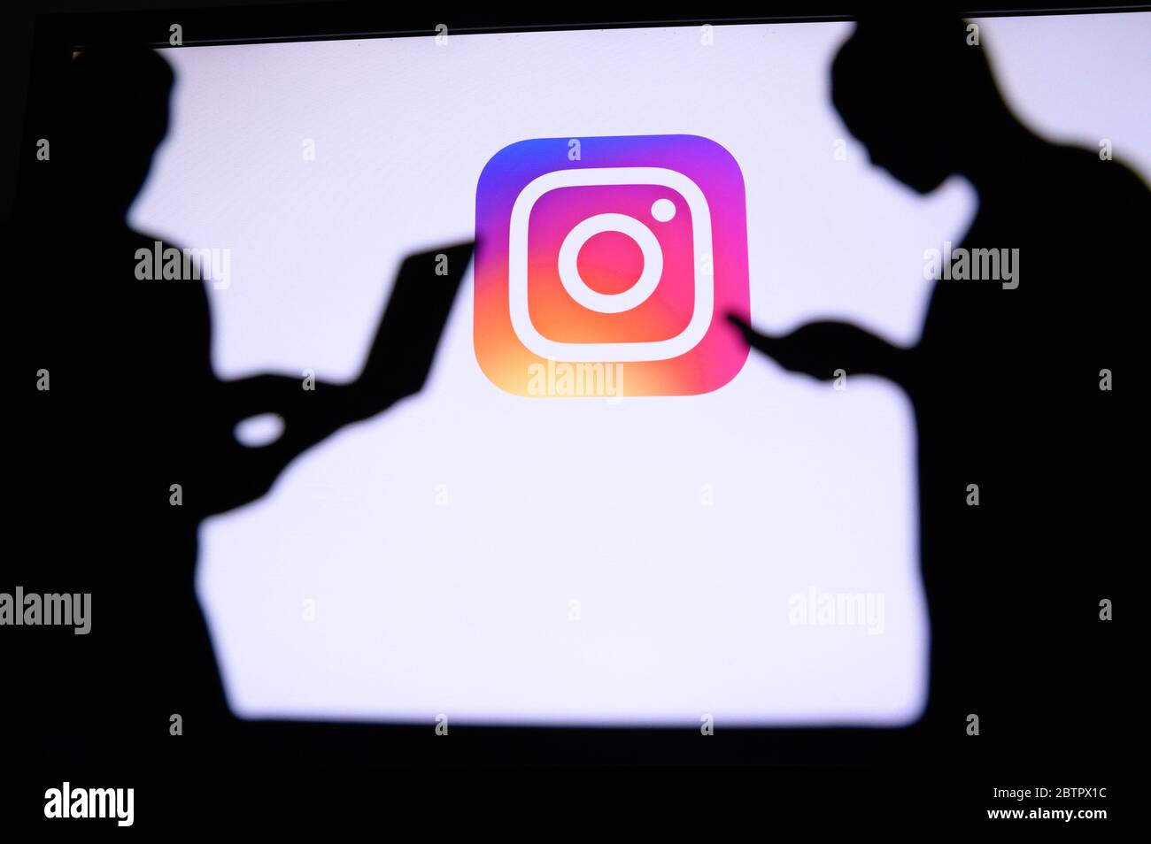 NEW YORK, STATI UNITI, 25. MAGGIO 2020: Servizio di social network per la condivisione di foto e video Instagram . Giovane uomo d'affari e donna che chiacchiera su smartphone e grembo Foto Stock