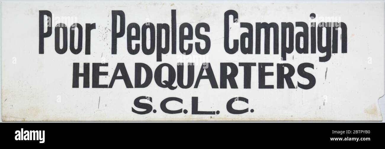 Firma per la sede della Campagna dei popoli poveri. Questo cartello è stato utilizzato presso la sede centrale della campagna dei poveri, al 14° e U Streets NW, Washington, D.C. nel 1968.un cartello bianco in plastica con scritta nera che riporta [Campaign dei poveri / sede centrale / S.C.L.C.]. Foto Stock