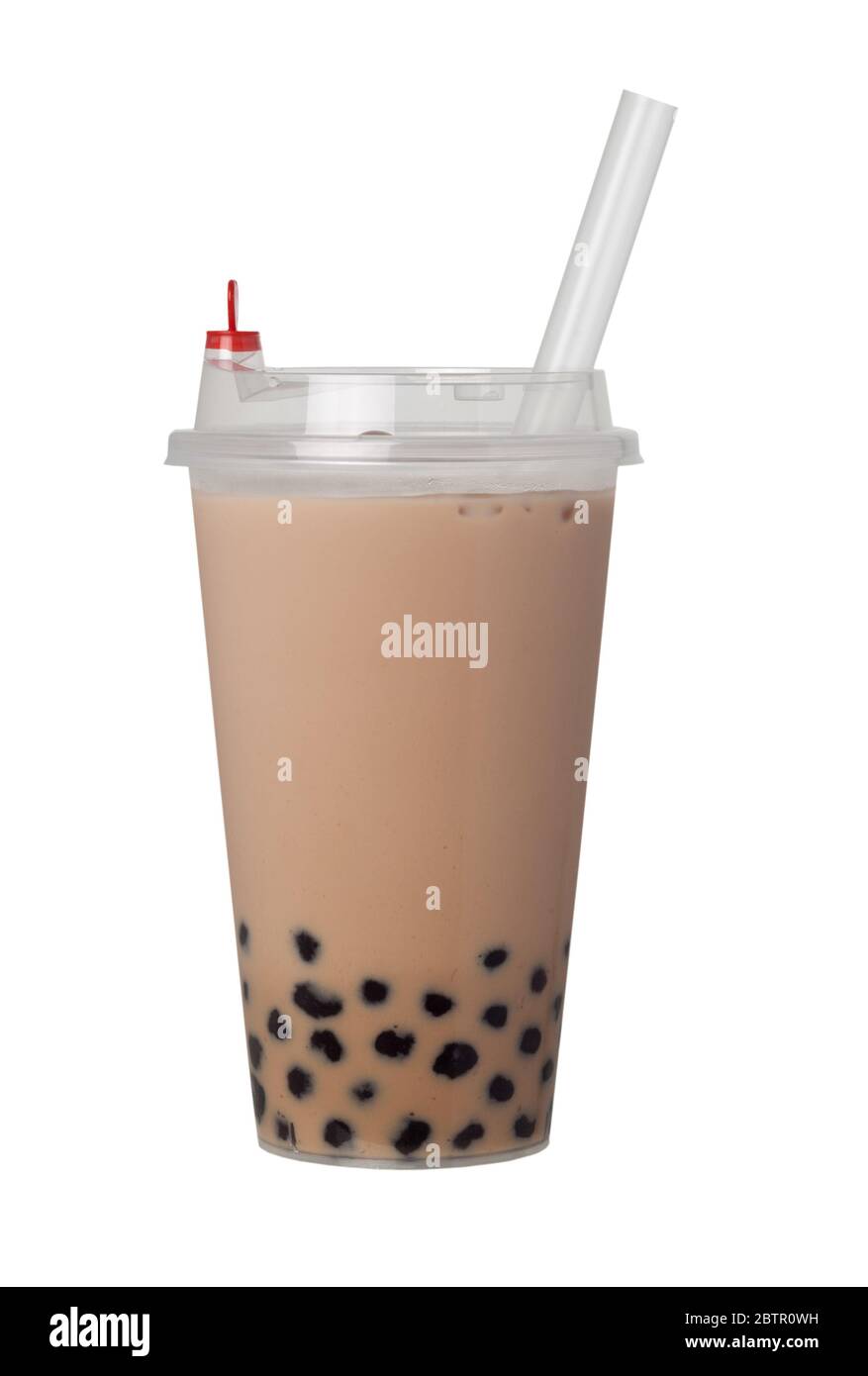 Il tè al latte con le perle in tazza di plastica isolata su sfondo bianco Foto Stock