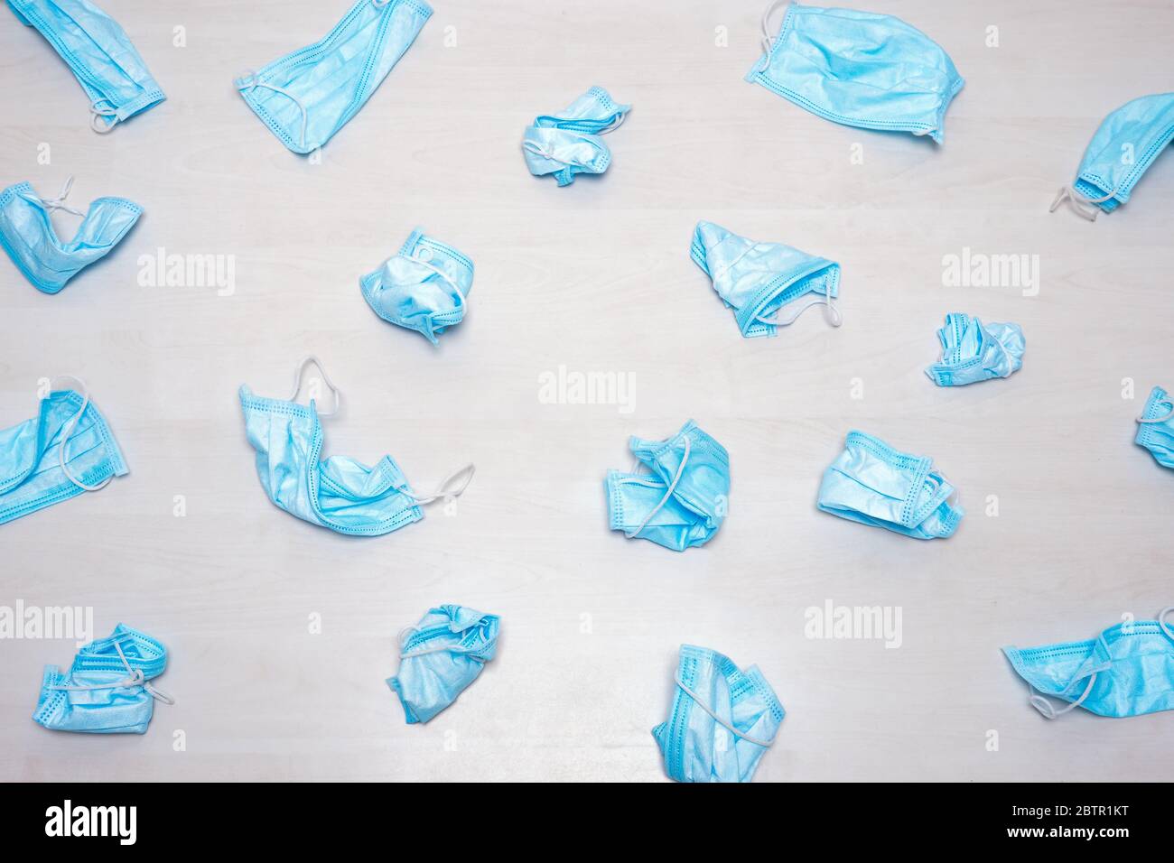 Maschera medica usata gettata via. Utilizzazione della protezione durante il coronavirus. Maschere facciali di protezione sparse sul pavimento. Background di medico usato Foto Stock