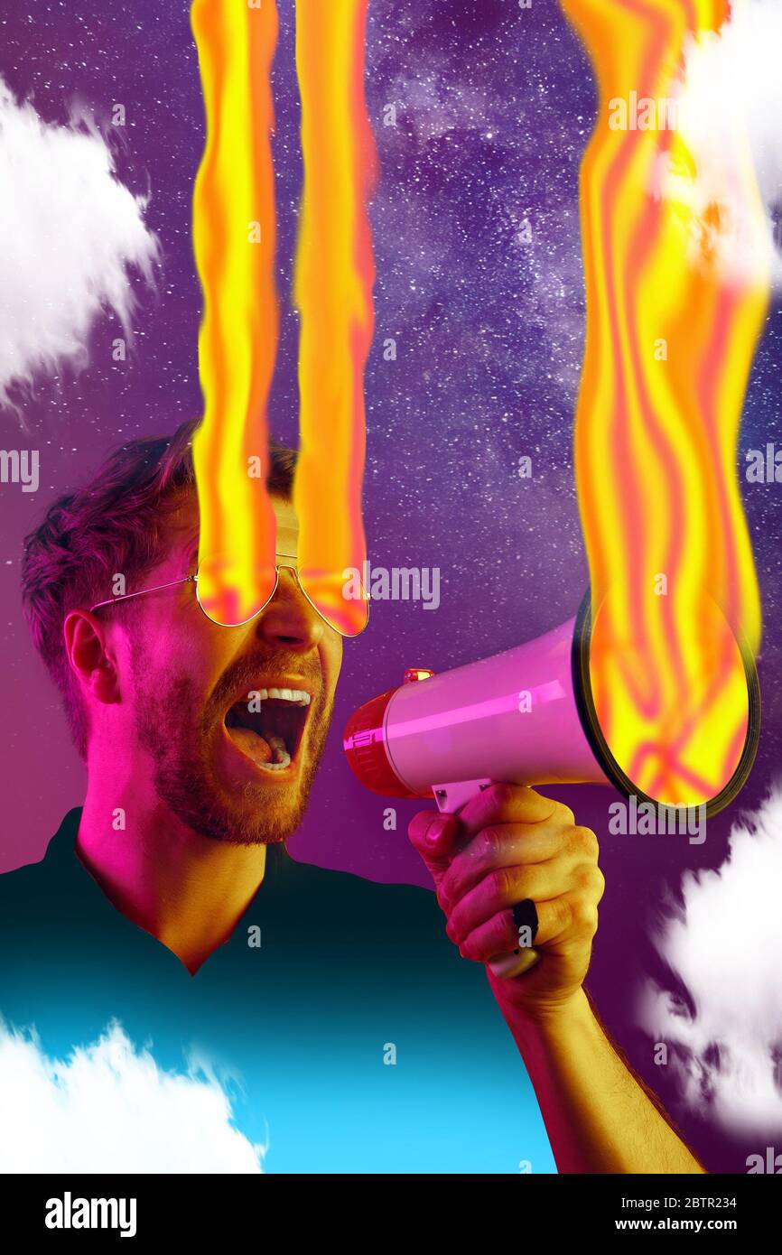 Uomo gridando con megafono su sfondo di stelle viola, fiamme di fuoco. CopySpace. Poster dal design moderno. Opere d'arte contemporanea, collage. Concetto di estate, vacanza, resort, umore estivo, stagione balneare. Foto Stock