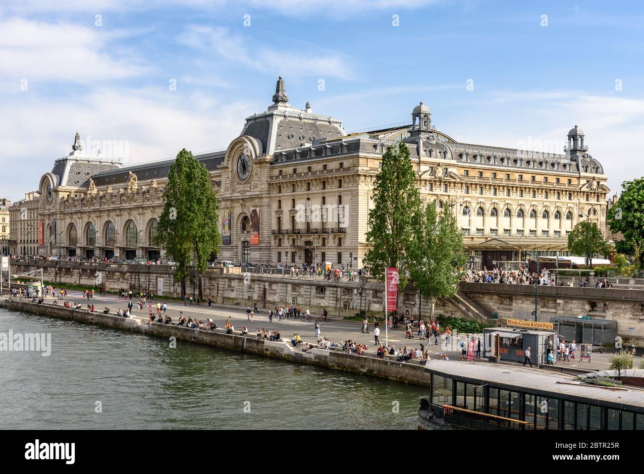 Il Musee d'Orsay sulla riva destra della Senna a Parigi Foto Stock