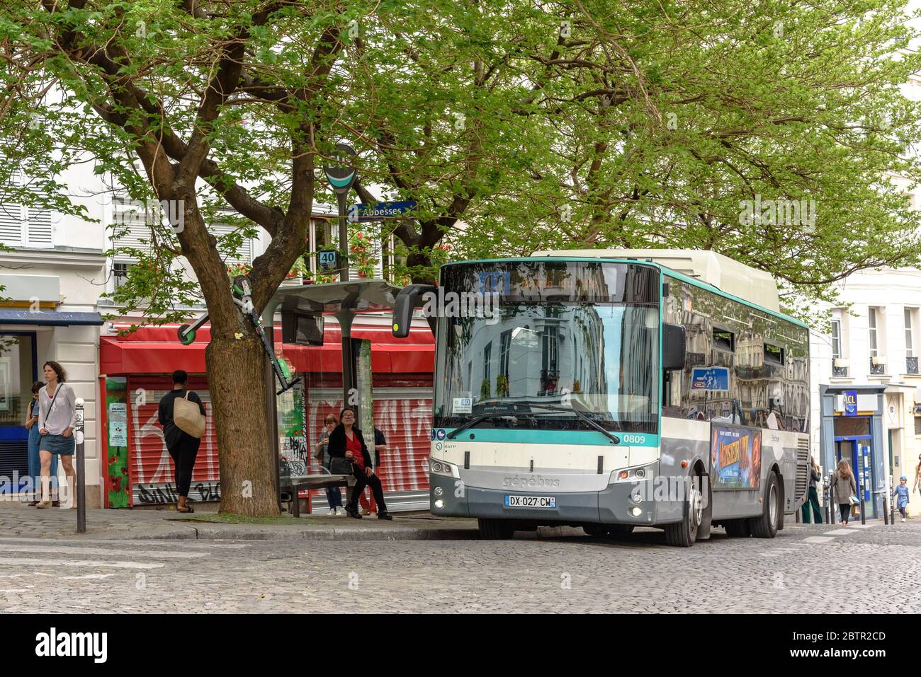Un autobus pubblico alla stazione della metropolitana Abbesses a Montmartre, Parigi Foto Stock