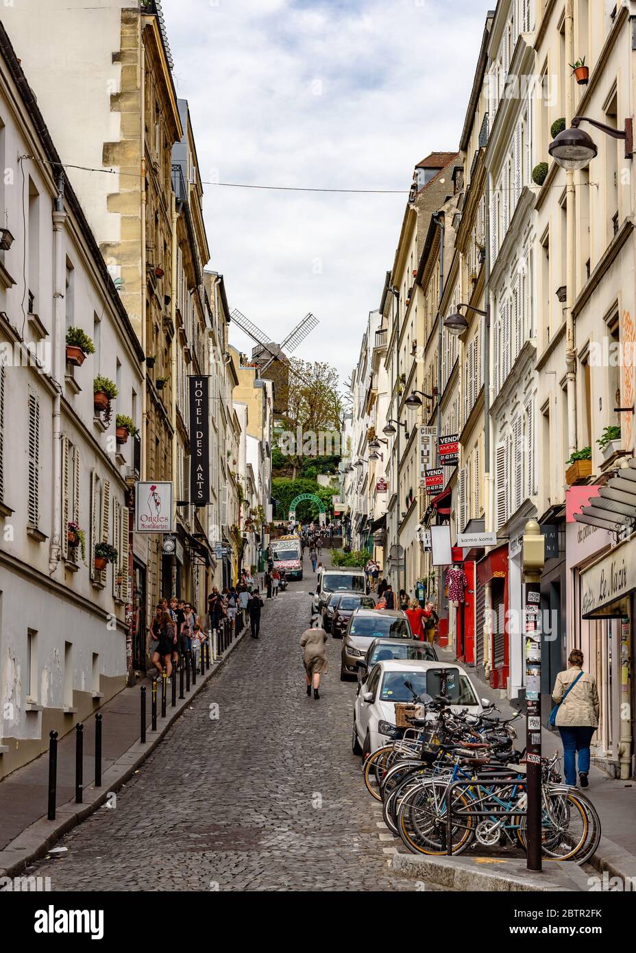 Guardando su Rue Tholoze a Montmartre con le Moulin Blute-fin alla fine della strada Foto Stock