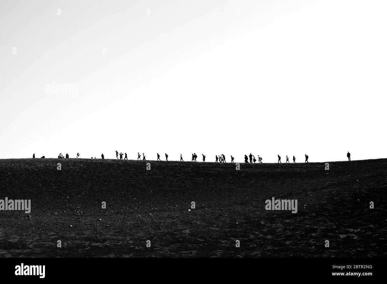 Turisti esplorare l'Etna - B/W Foto Stock