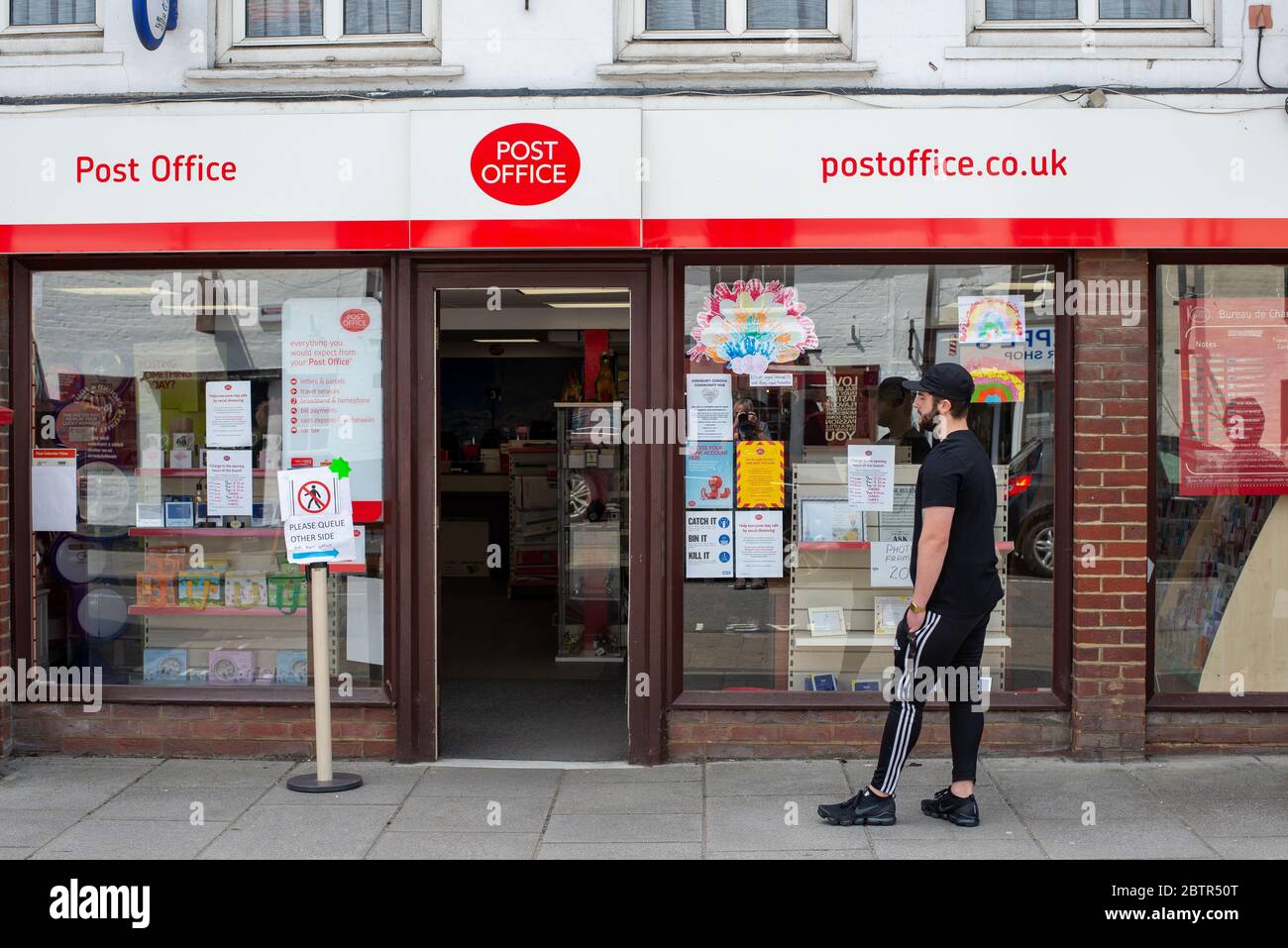 Amesbury durante il periodo di chiusura di Coronavirus Covid-19. Wiltshire, Inghilterra. Ufficio postale Foto Stock