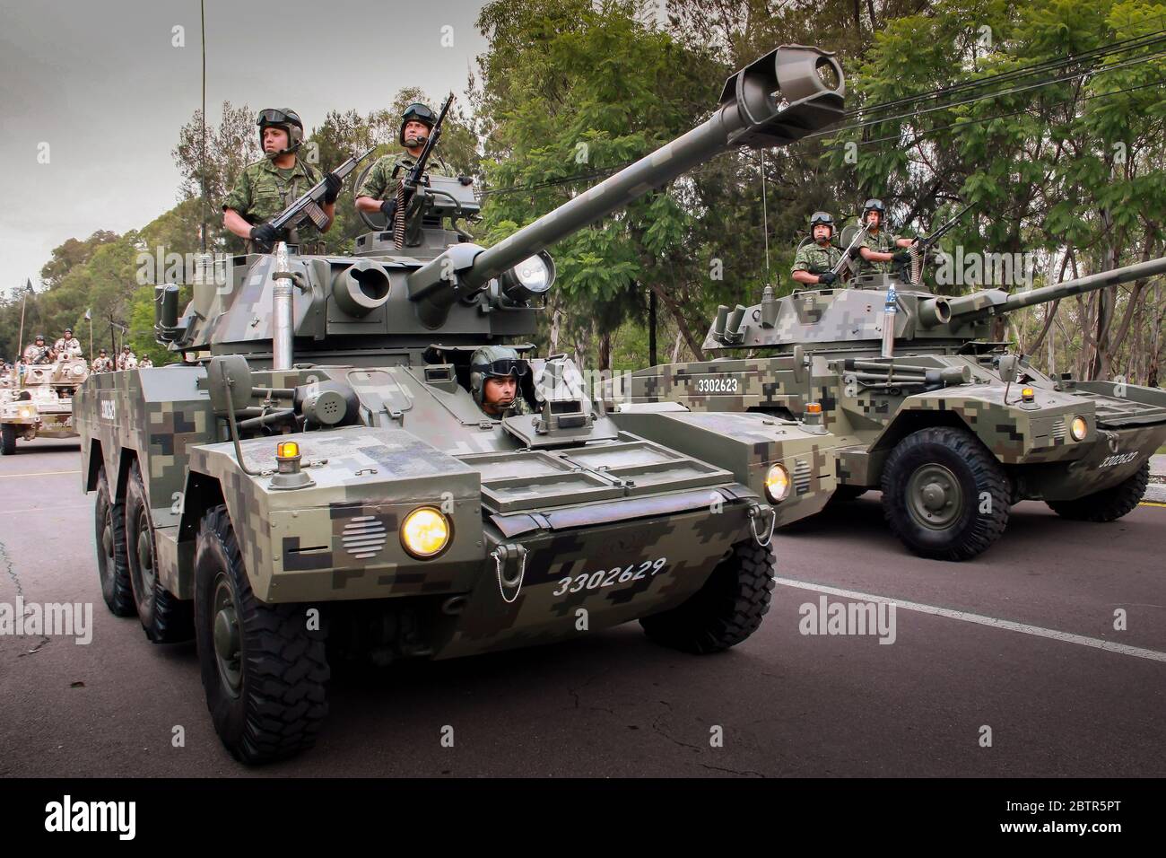 Esercito messicano che marciare con le armi in un pass rivista Foto Stock