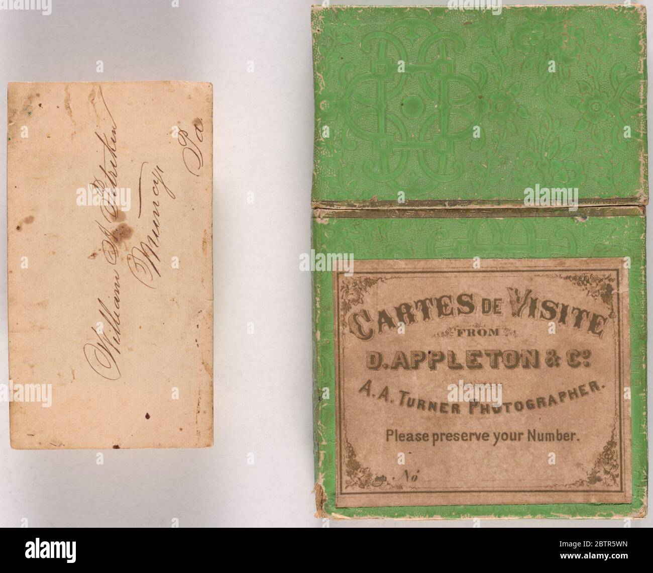 Una scatola del titolare di UNA carta Turner e un annuncio. Foto Stock Una scatola del titolare di UNA carta Turner e un annuncio. Foto Stock