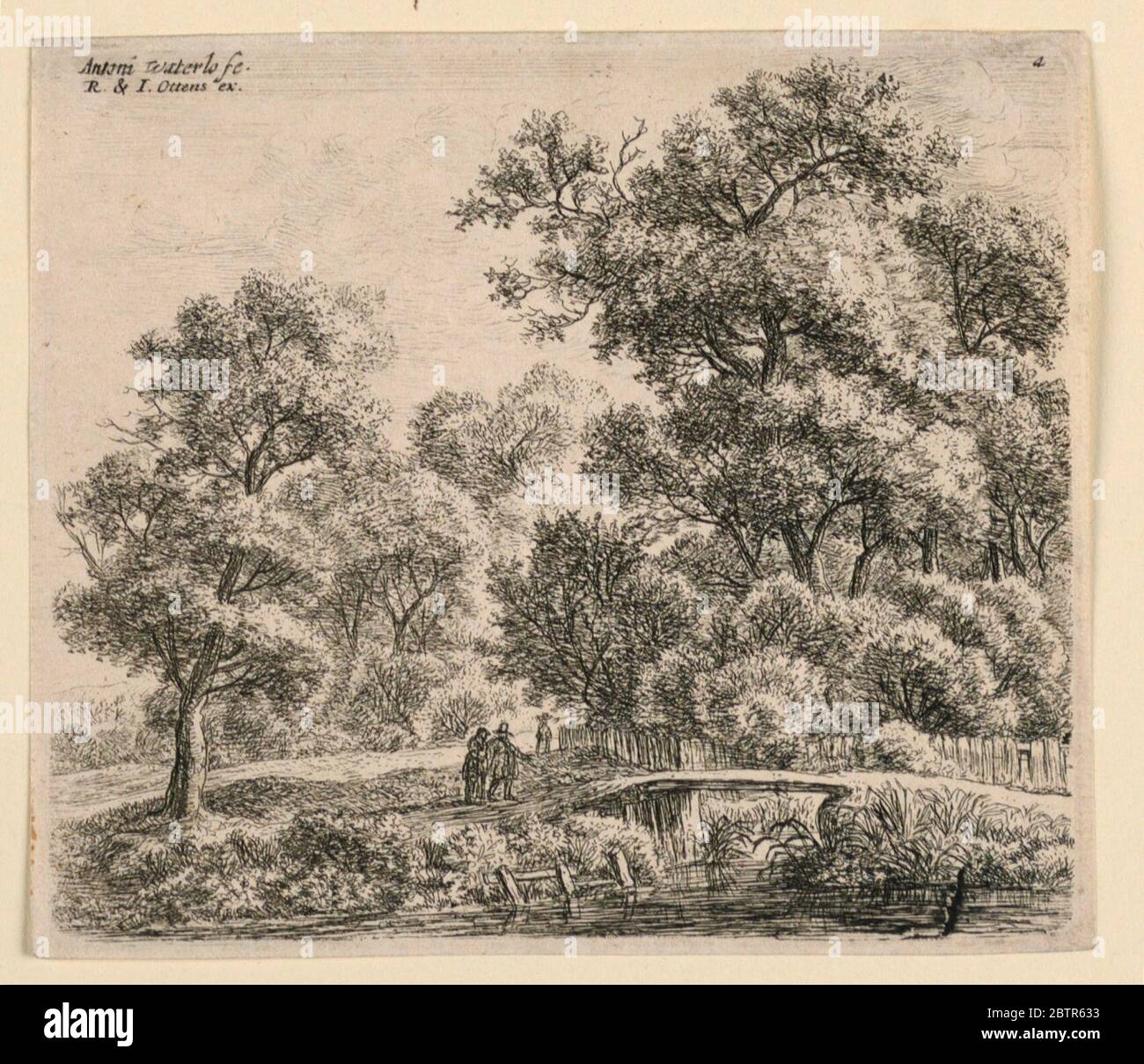Due personaggi che si avvicinano a un ponte pedonale basso. Ricerca in ProgressNaro il bordo di una foresta, due figure si avvicinano ad un ponte di legno, dietro il quale è una pallida recinzione. Foto Stock