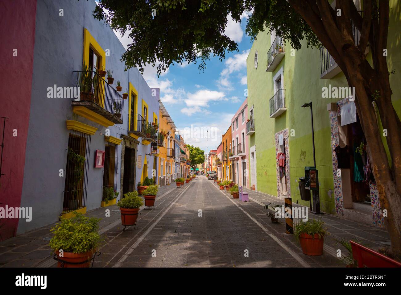 La vita quotidiana a Puebla durante il caso di salute Covid-19, con persone con maschere facciali, imprese chiuse e strade quasi deserte Foto Stock