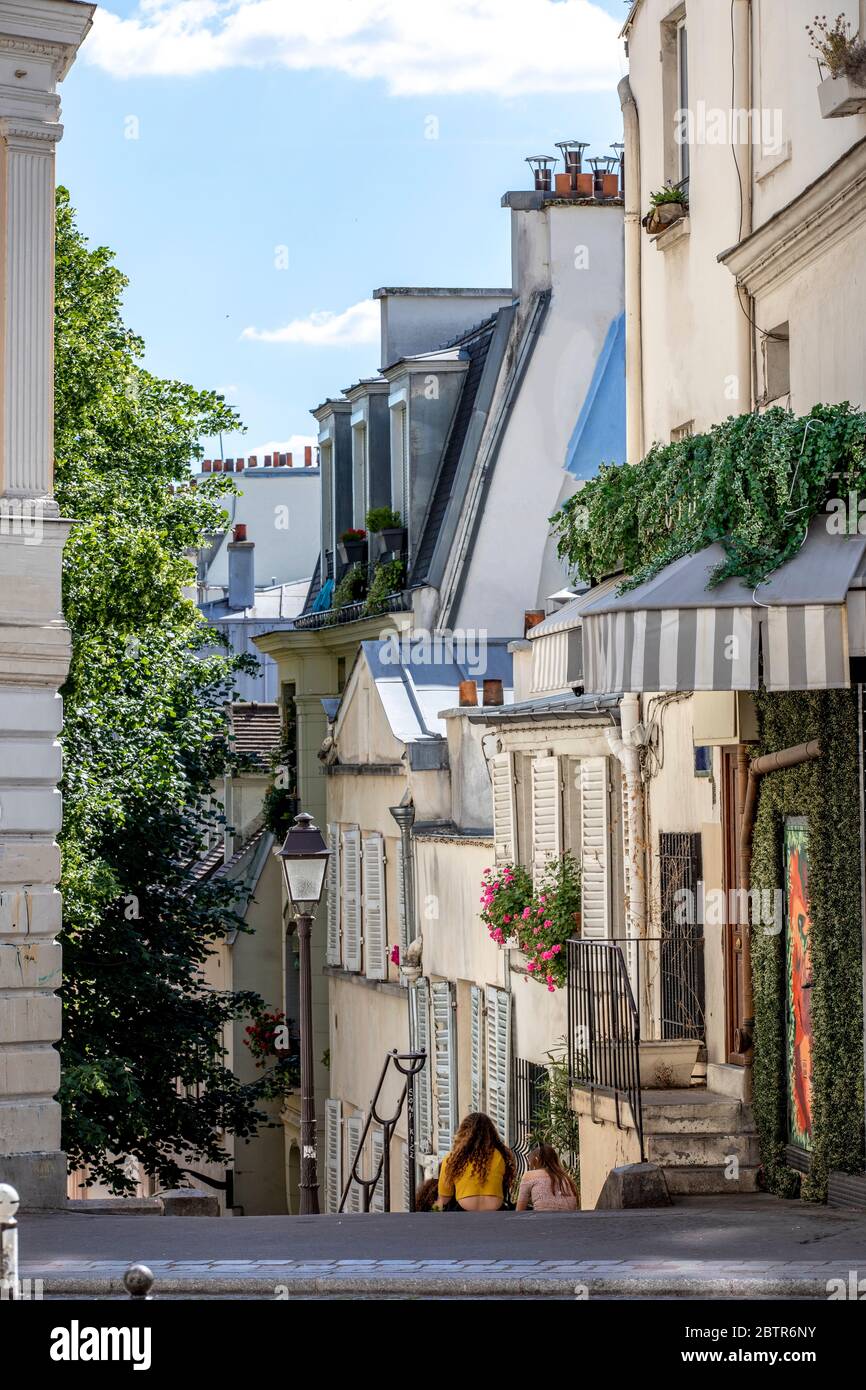 Parigi, Francia - 20 maggio 2020: Scale tipiche e edifici Haussmann a Montmartre a Parigi Foto Stock