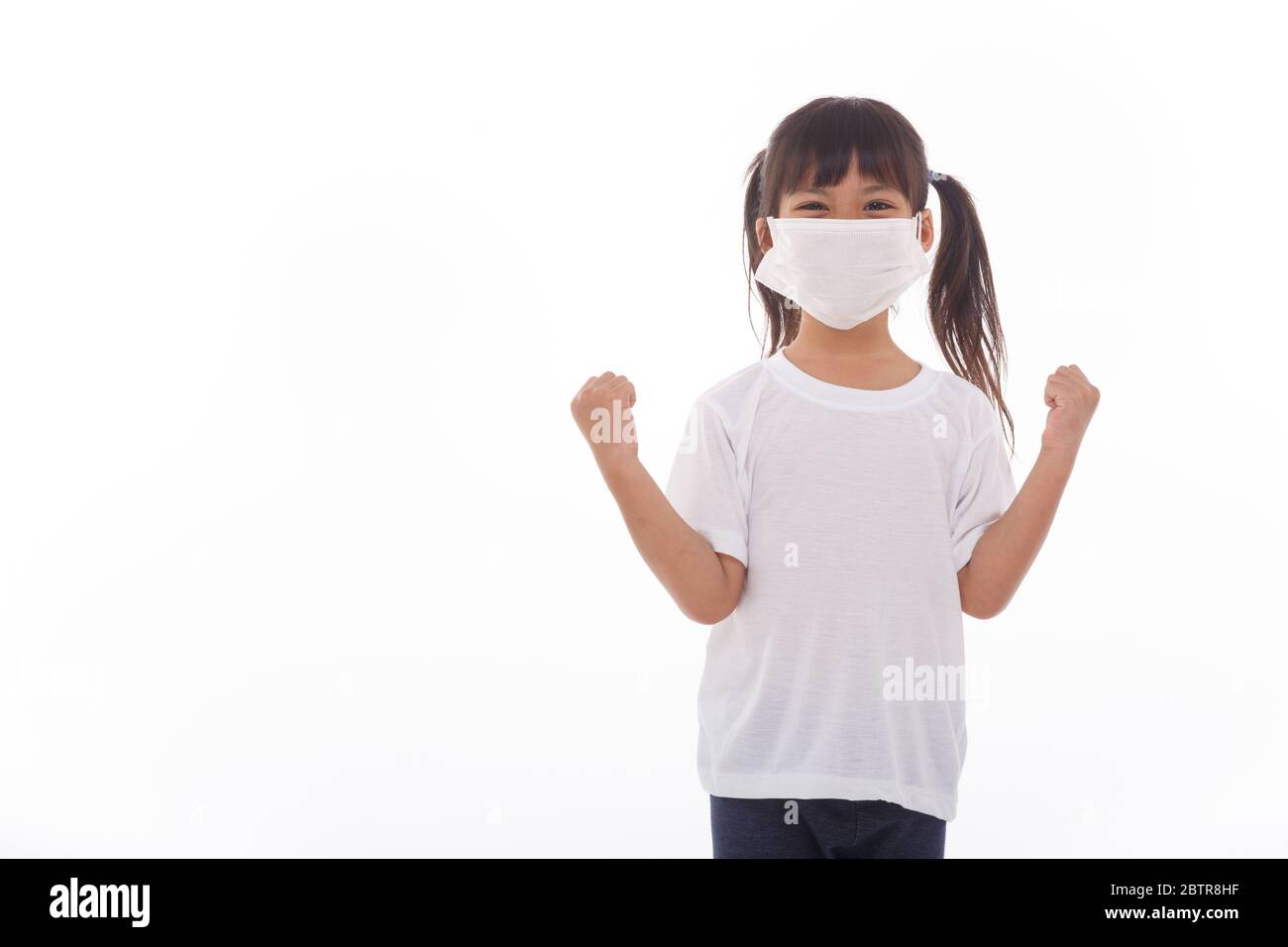 asia ragazza che indossa la maschera per proteggere contro Coronavirus, ragazza mostra un pugno incoraggiare a combattere il concetto di malattia contagiosa fermare il virus Covid 19 focolaio a. Foto Stock