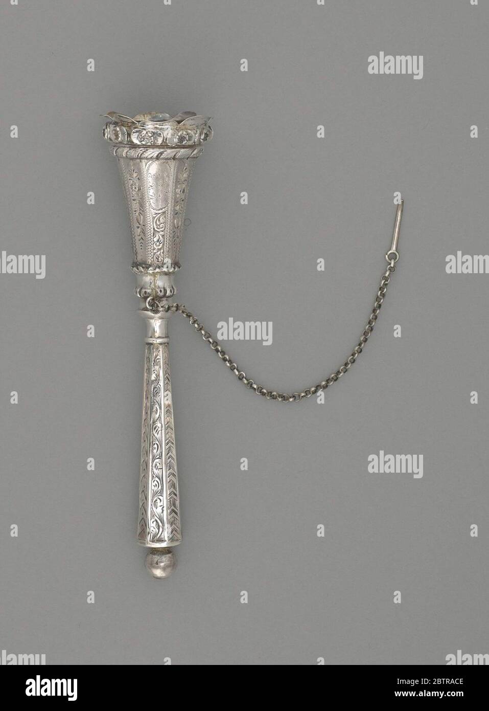 Porta bouquet fiori incisi. Portametchi in argento con manico dritto. Il vaso a forma di imbuto presenta fiori incisi all'interno di pannelli sormontati da tre registri con design inciso. Il labbro del vaso è scottato con petali ondulati. Un medaglione sul vaso porta le iniziali A.G. a E.R.W. in sceneggiatura fantasia. Foto Stock