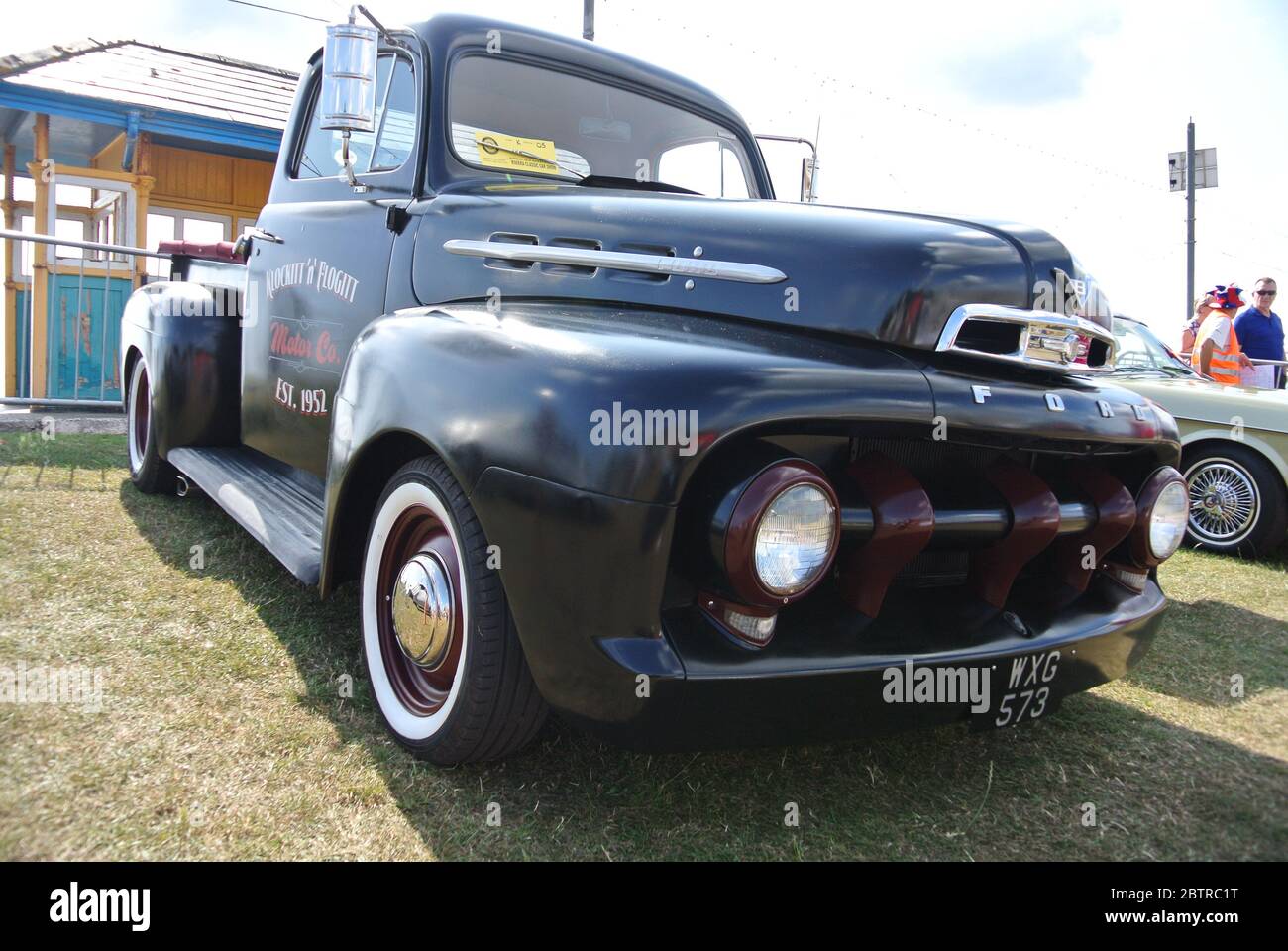 Un pick-up Ford F1 1952 parcheggiato in mostra alla mostra di auto classiche della Riviera Inglese, Paignton, Devon, Inghilterra, UK. Foto Stock