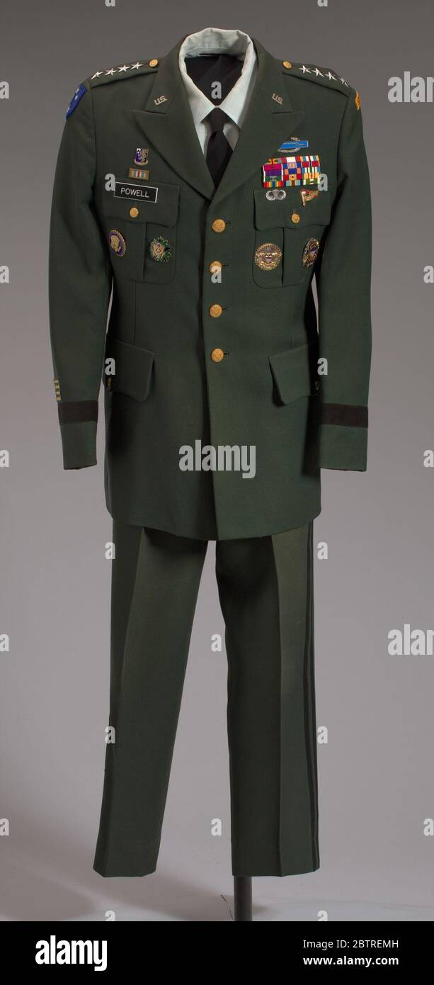 GIACCA e medaglie di servizio verdi DELL'esercito DEGLI STATI UNITI  indossate da Colin L Powell. Una giacca uniforme verde di servizio dell' esercito degli Stati Uniti (a) con medaglie di servizio e spille (