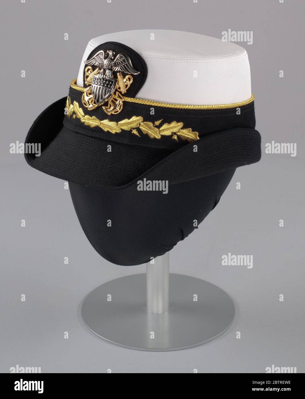 CAPPELLO uniforme vestito US Navy indossato dall'ammiraglio Michelle  Howard. Un cappello uniforme US Navy dress (a) indossato dall'ammiraglio  Michelle Howard come comandante con una corona di tessuto bianco  impermeabile e una brim