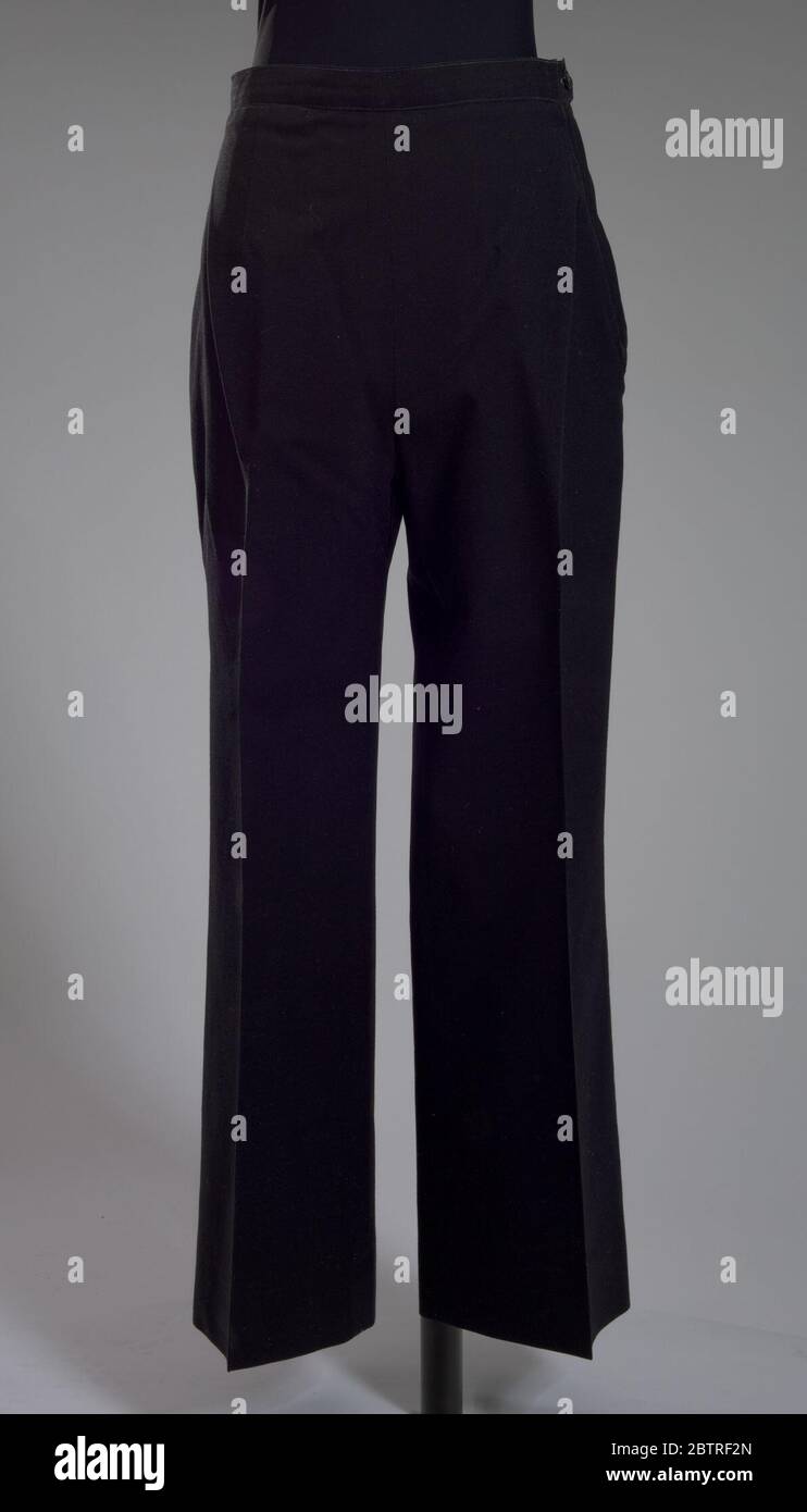 PANTALONI UNIFORMI US Navy indossati da Admiral Michelle Howard. Un paio di  pantaloni da donna in abito uniforme della marina statunitense indossati  dall'ammiraglio Michelle Howard come comandante. I pantaloni a gamba dritta