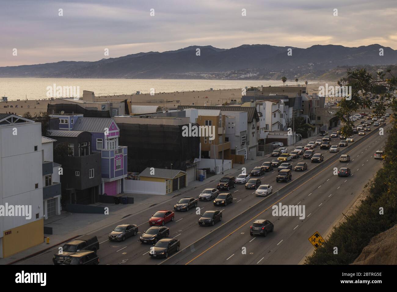 Flusso di auto che si spostano lungo la Pacific Coast Highway con vista sulla baia di Santa Monica sullo sfondo. Foto Stock