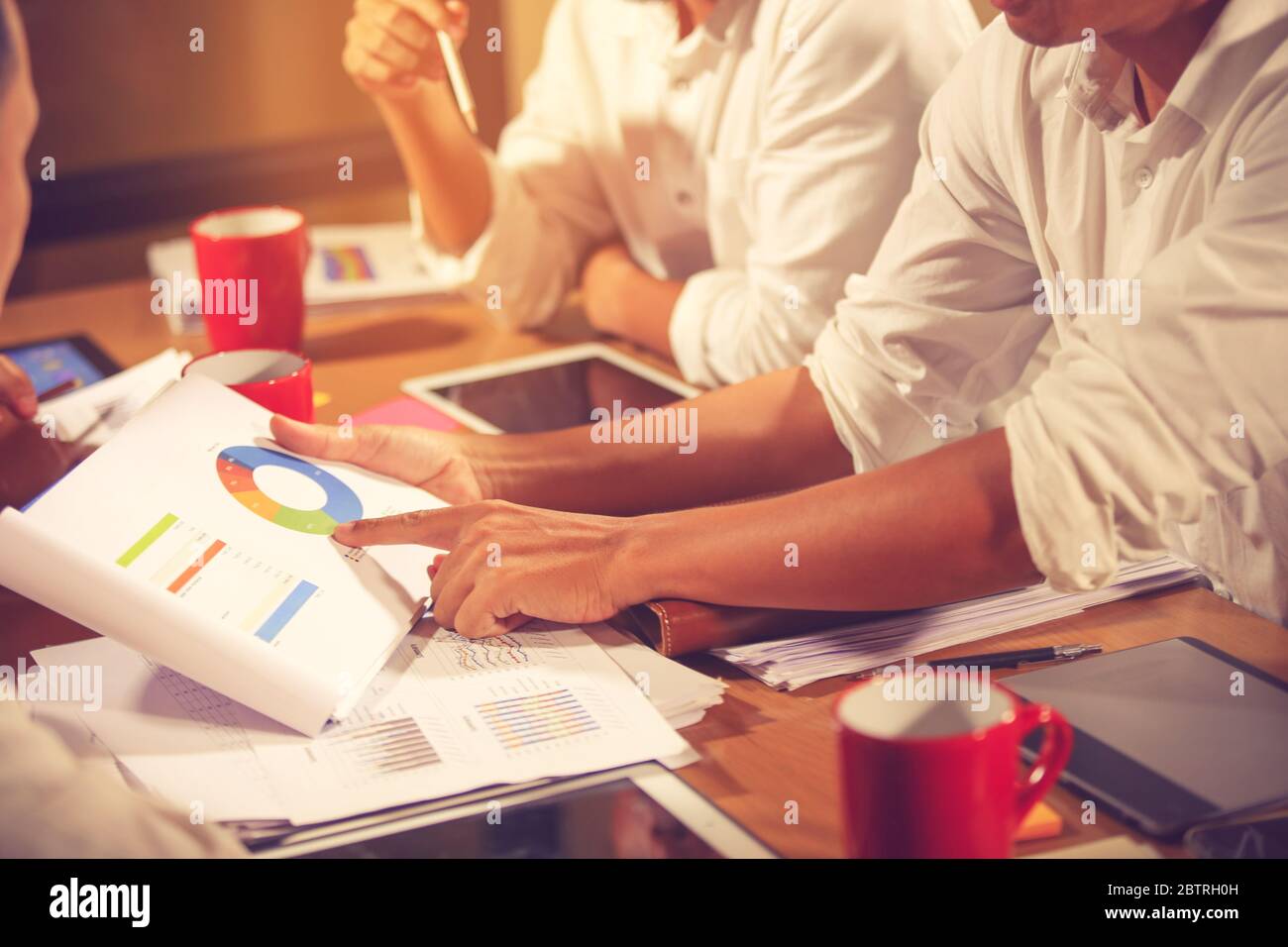 Incontro di consulente aziendale per analizzare e discutere la situazione sul rapporto finanziario nella sala riunioni.Consulente investimenti,Consulente finanziario,F Foto Stock