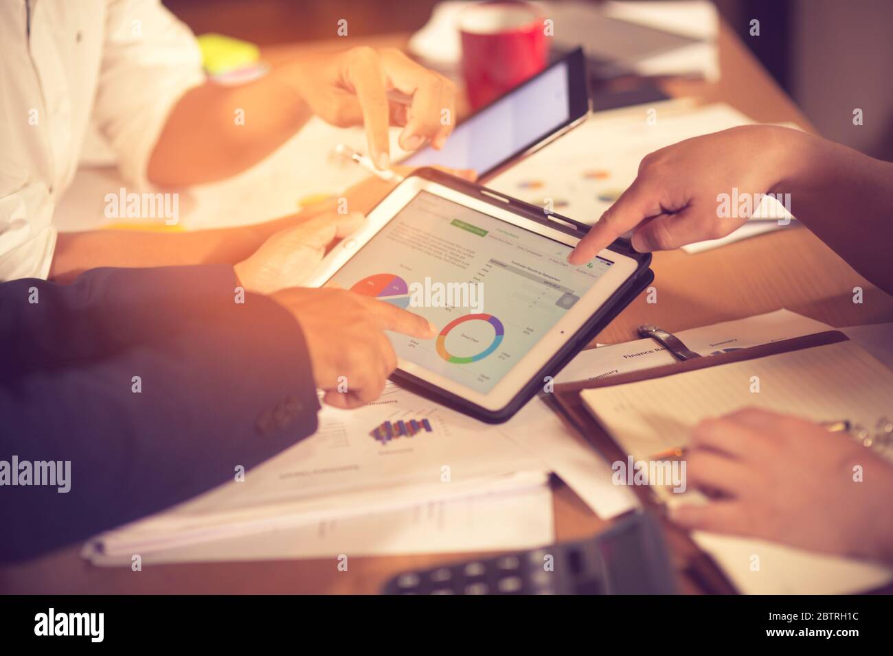 Incontro di consulente aziendale per analizzare e discutere la situazione sul rapporto finanziario nella sala riunioni.Consulente investimenti,Consulente finanziario,F Foto Stock