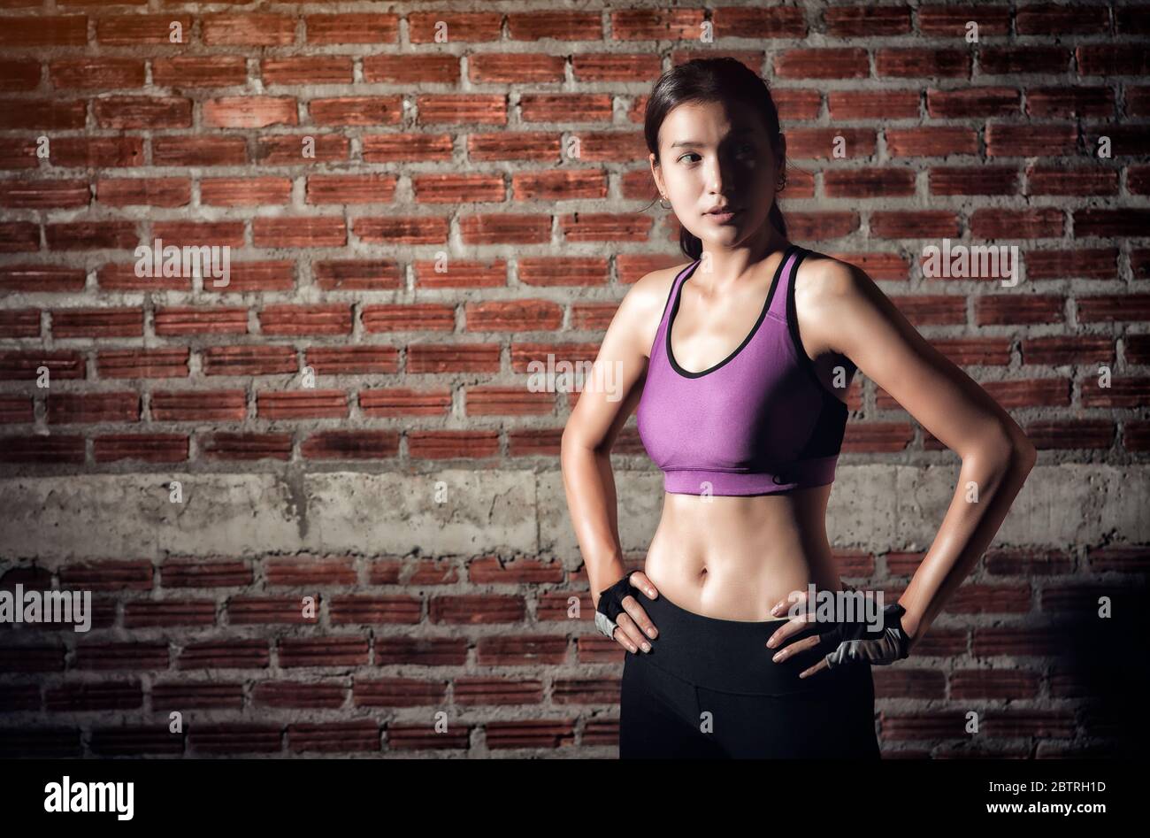 donna con forti muscoli addominali in posa Foto Stock