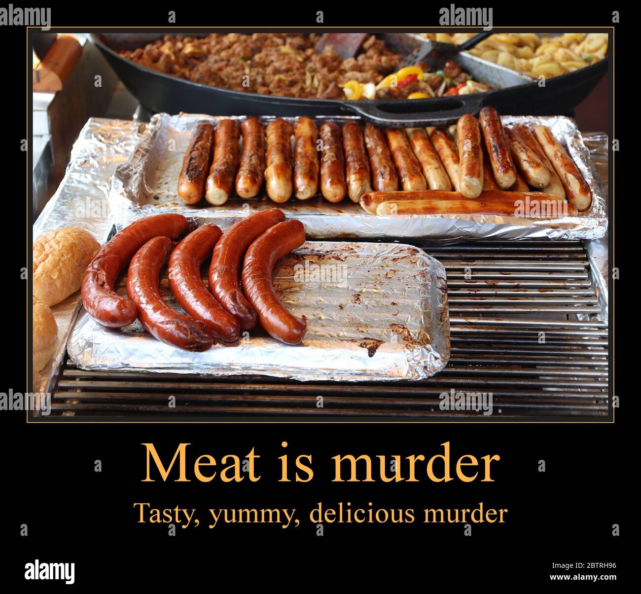Gli amanti della carne diedano meme divertenti per la condivisione dei social media. Barbeque scherzo. Poster dimostrativo. Foto Stock