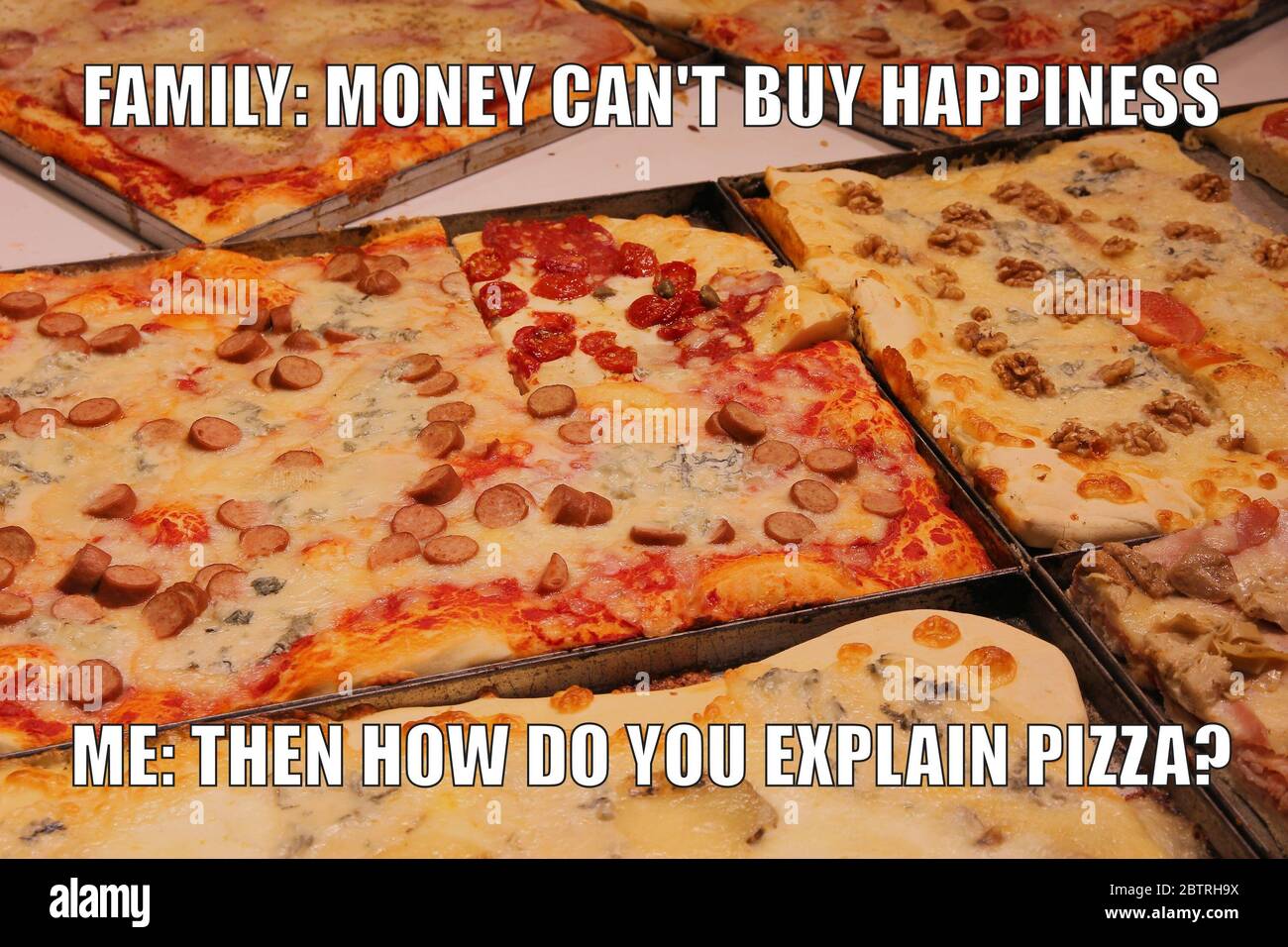 Pizza divertente meme per la condivisione dei social media. I soldi non possono comprare la felicità. Foto Stock
