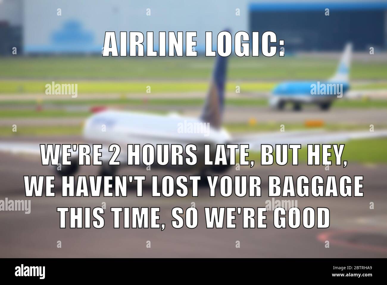 Promemoria divertente di logica della compagnia aerea per la condivisione dei social media. La compagnia aerea ha perso il bagaglio e ritarda lo scherzo. Foto Stock