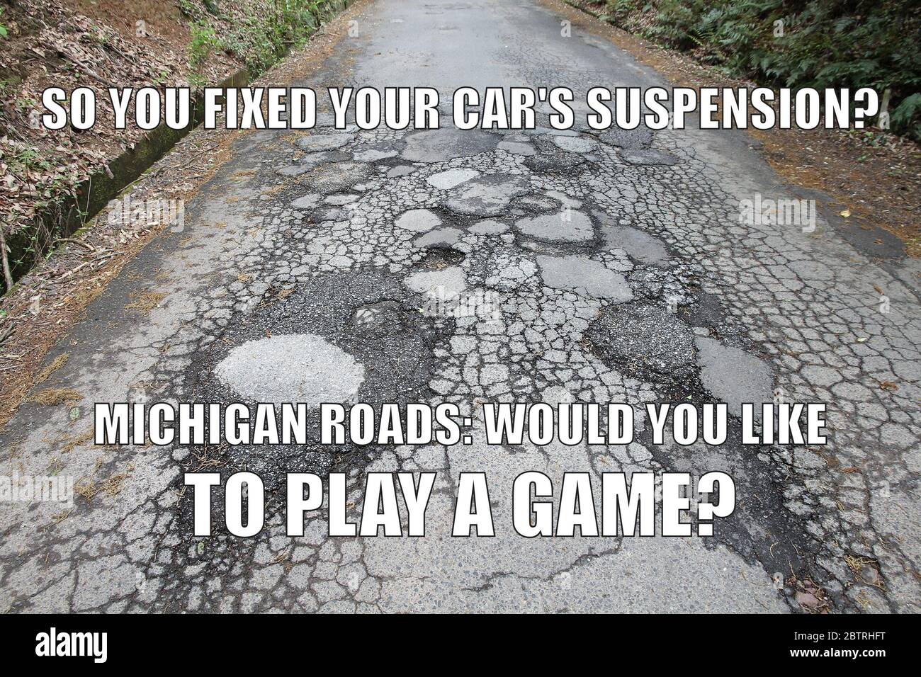 Le infrastrutture stradali danneggiano i meme divertenti per la condivisione dei social media. Buche e battelli di manutenzione. Foto Stock