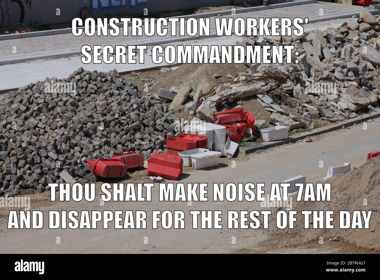 Meme divertente: Problemi di rumore di costruzione mattina. Meme per la condivisione di social media. Foto Stock