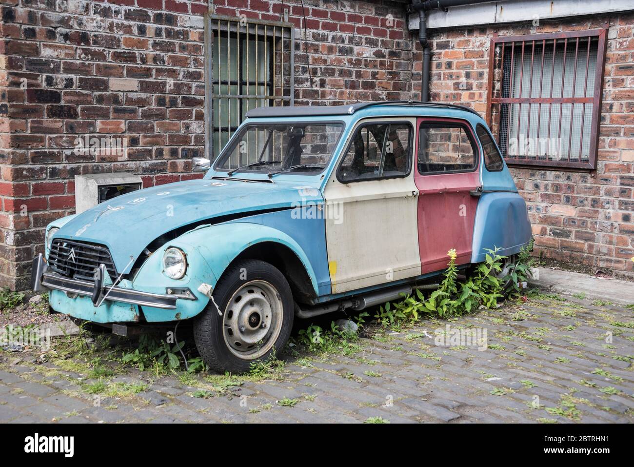 Old abbandonato Citroen Diane parcheggiato nel Hidden Lane cul-de-sac eArgyle Street, Glasgow Foto Stock