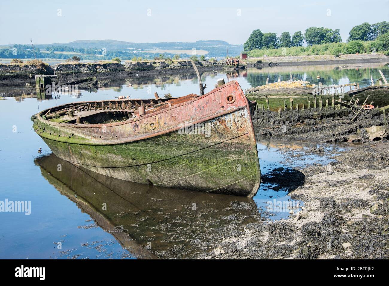 Barche di derelict a Bowling Harbour, West Dunbartonshire. Foto Stock