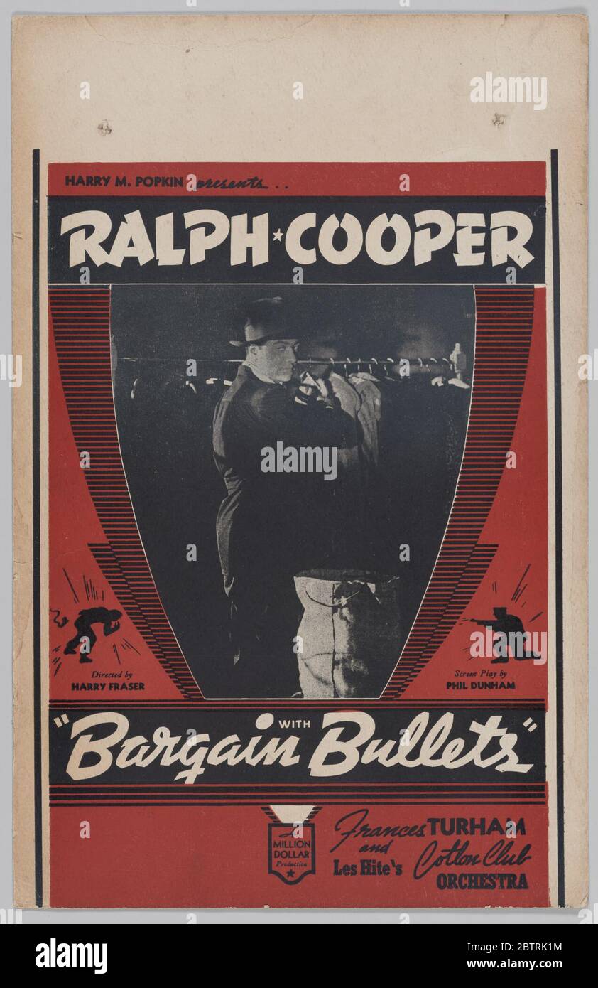 Carta vetrata per fare affari con i proiettili. Una scheda finestra per il film affare con Bullets. La carta ha uno sfondo rosso scuro e presenta un film in bianco e nero a forma di scudo che ancora raffigura Ralph Cooper su un appendiabiti al centro. Foto Stock