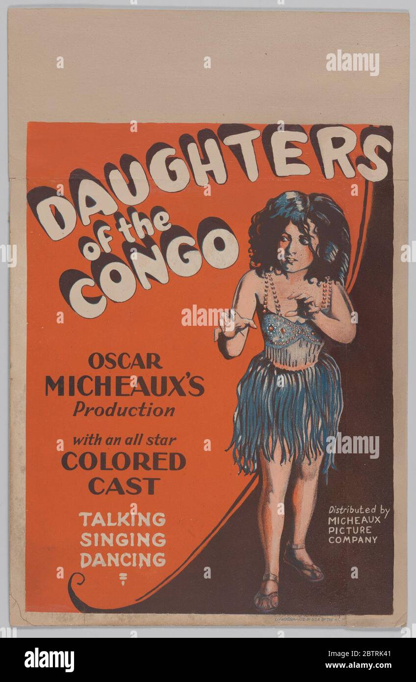 Finestra di una figlia del Congo. Una scheda finestra per il film una figlia del Congo. Questo poster raffigura una donna che si trova sul margine destro. È vestita in perle, una gonna e una parte superiore che copre la sua sezione centrale e lascia le spalle esposte. Le mani sono in posizione difensiva. Foto Stock