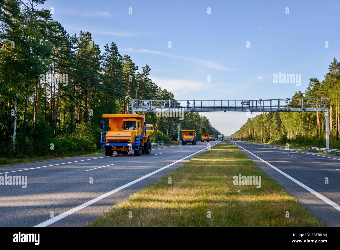 Zhodzina, Bielorussia - 16 agosto 2013: Estrazione di granito nella cava di Quarry Trucks di BelAZ Foto Stock