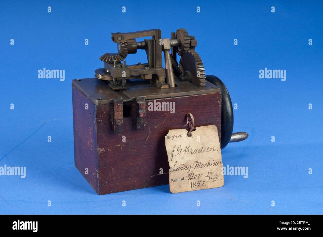 1852 modello di brevetto Bradeens di una macchina da cucire. 9,380, rilasciato il 2 novembre 1852John G. Bradeen di Boston, Massachusetts John G. Bradeen, nota nella sua descrizione brevettuale che la sua macchina da cucire opera e forma un punto simile a quello di Frederick R. Foto Stock