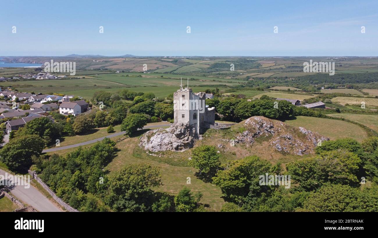 Vista aerea del castello di Roch, vicino a Haverfordwest Pembrokeshire Wales UK Foto Stock