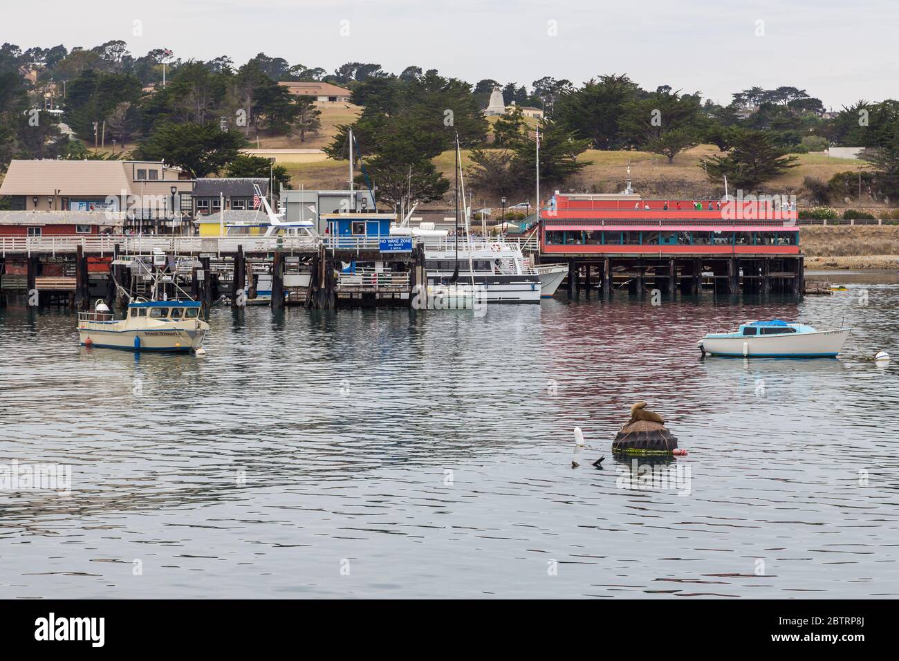 Monterey, California, USA - 09 giugno 2015: Vista del molo, delle barche e dei ristoranti al Municipal Wharf 2. Costa dell'Oceano Pacifico. Foto Stock