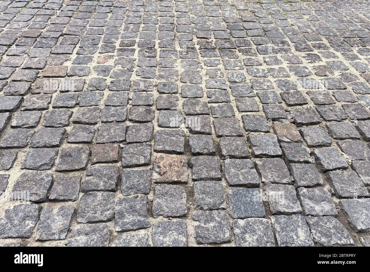 Pietra grigia per pavimentazione, sfondo. Zona pedonale nel parco in luce naturale. Urbano sett, passerella. Foto Stock
