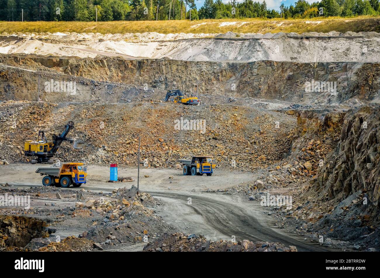 Zhodzina, Bielorussia - 16 agosto 2013: Estrazione di granito nella cava di Quarry Trucks di BelAZ Foto Stock