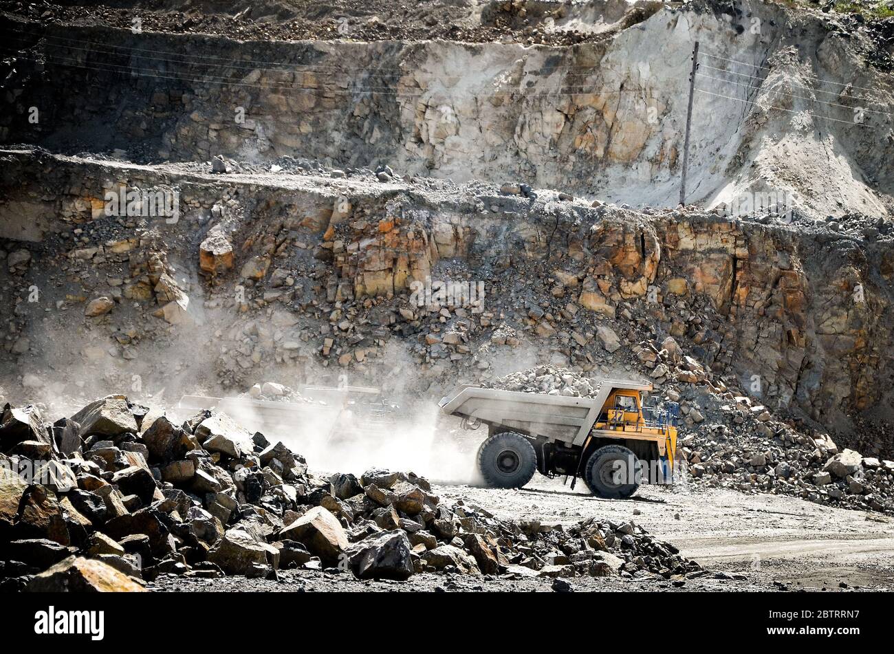 Zhodzina, Bielorussia - 16 agosto 2013: Estrazione di granito nella cava di Quarry Trucks di BelAZ Foto Stock
