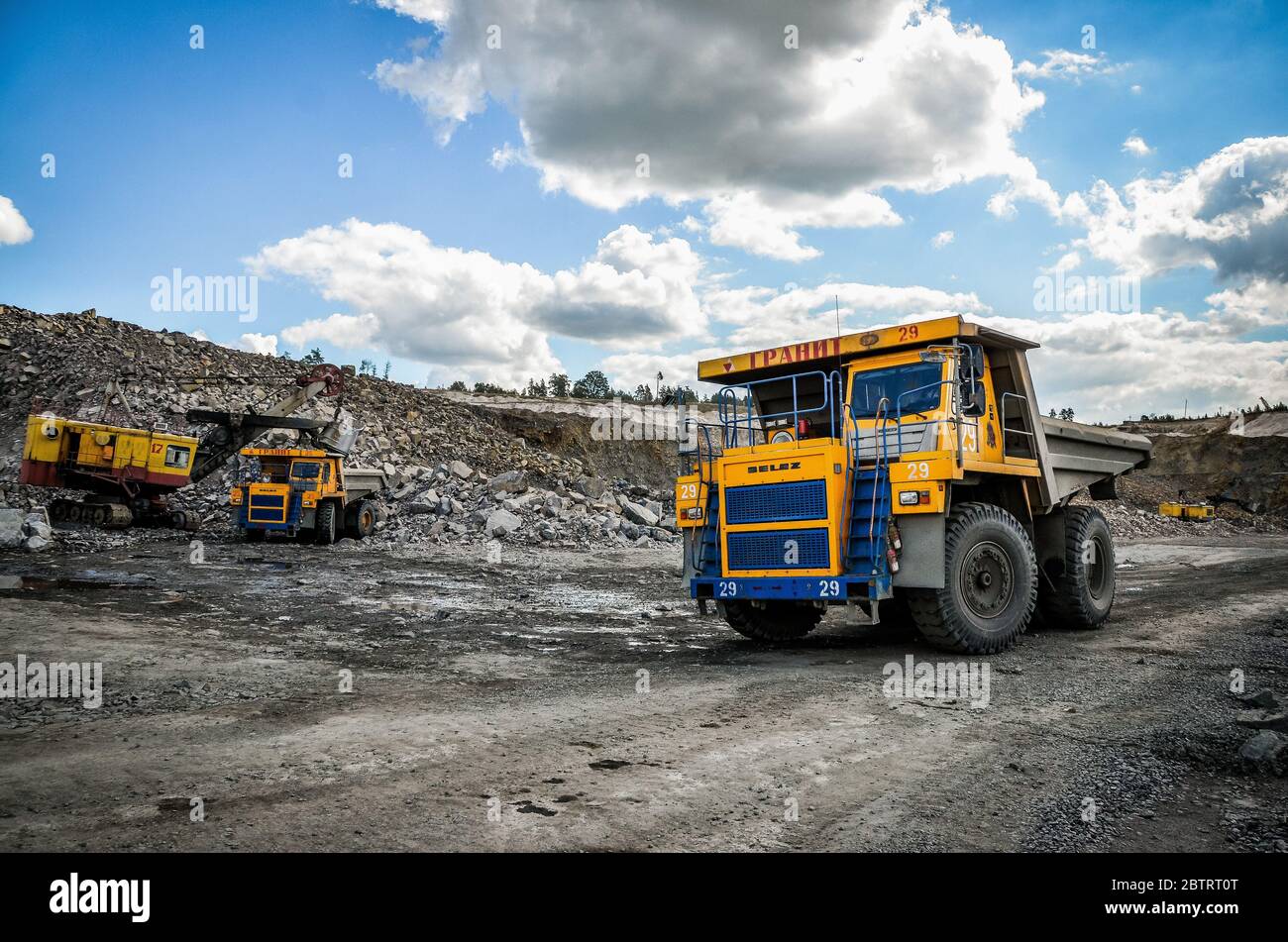 Zhodzina, Bielorussia - 16 agosto 2013: Estrazione di granito nella cava di Quarry Trucks di BelAZ Foto Stock