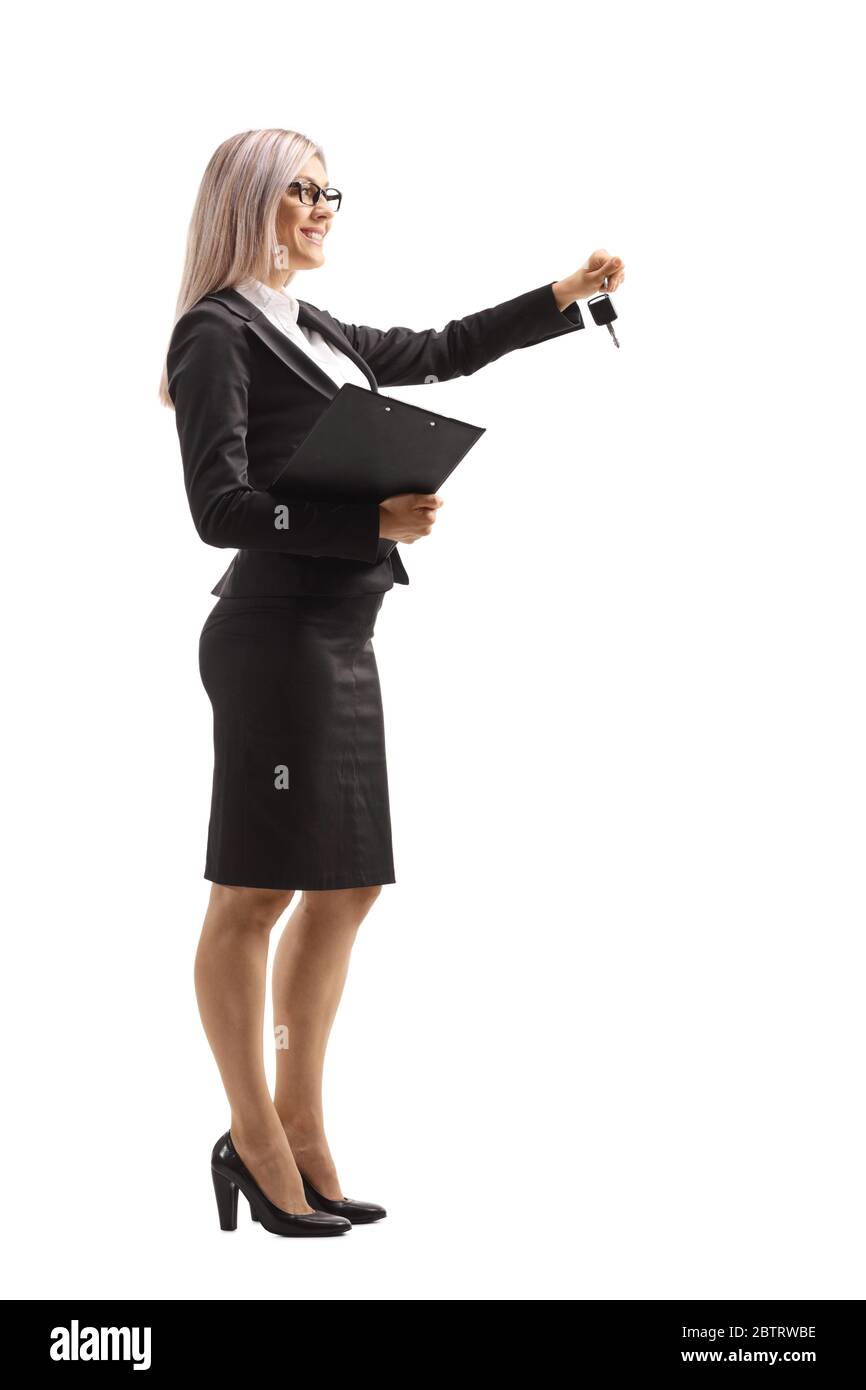 Foto di profilo a lunghezza intera di una donna professionista che tiene le chiavi dell'automobile e una clipboard con un documento isolato su sfondo bianco Foto Stock