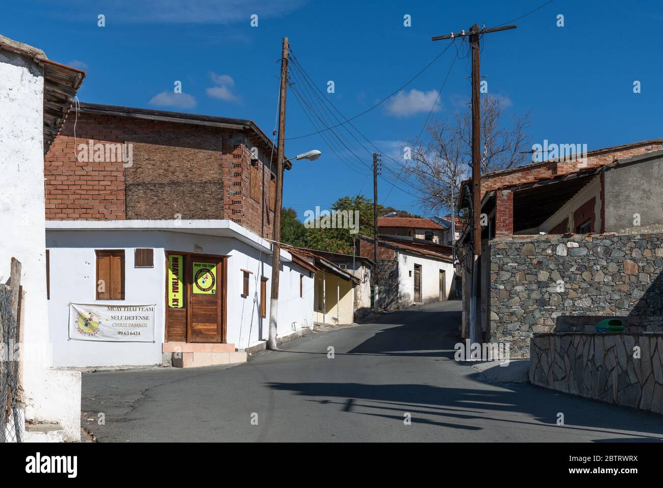 Eptagonia, Cipro - 8. Ott 2019. Via vuota in un antico villaggio turistico di Eptagonia Foto Stock